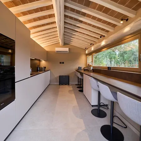 Charming In And Deluxe Apartment